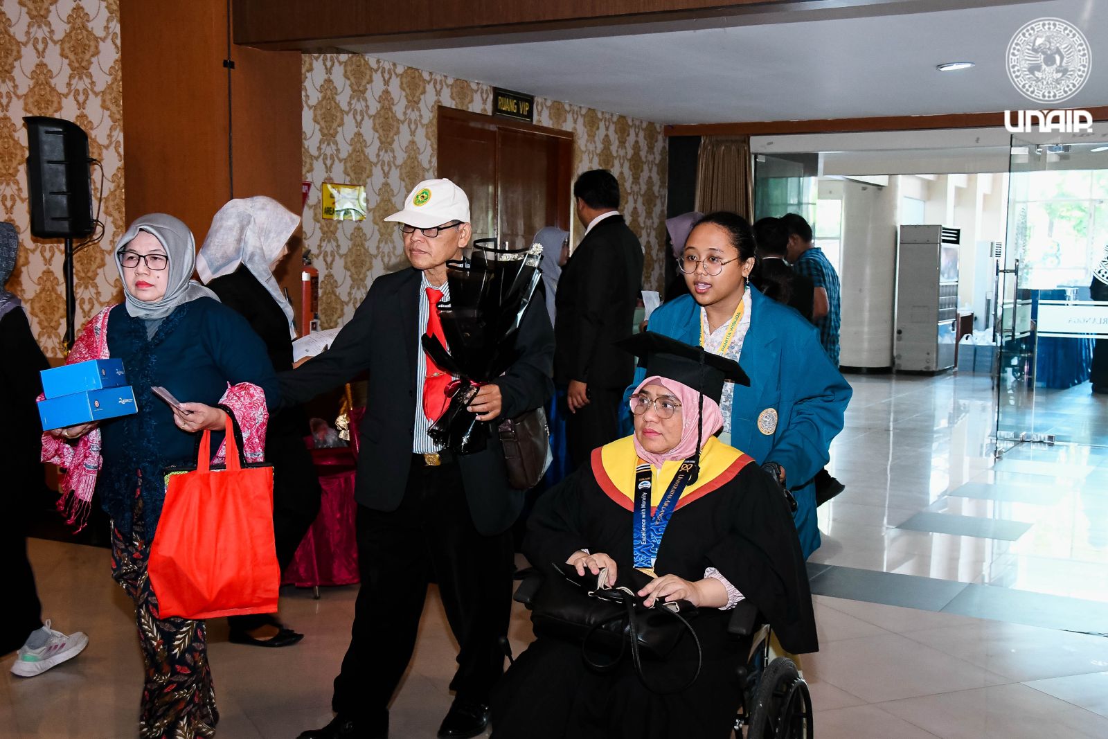 Komitmen Inklusi Nyata: Tim AIL Dampingi Wisudawan Disabilitas dalam Wisuda Unair ke-251