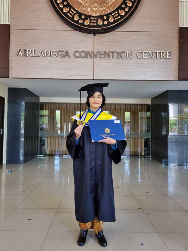 Disabilitas Netra Lulus Wisuda Di Unair