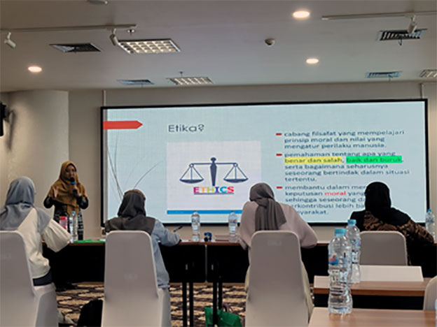 Sesi penyampaian materi “Etika Pendampingan” oleh Dr. Fitri Mutia, A.KS., M.Si. selaku Ketua Koordinator Tim AIL 2023