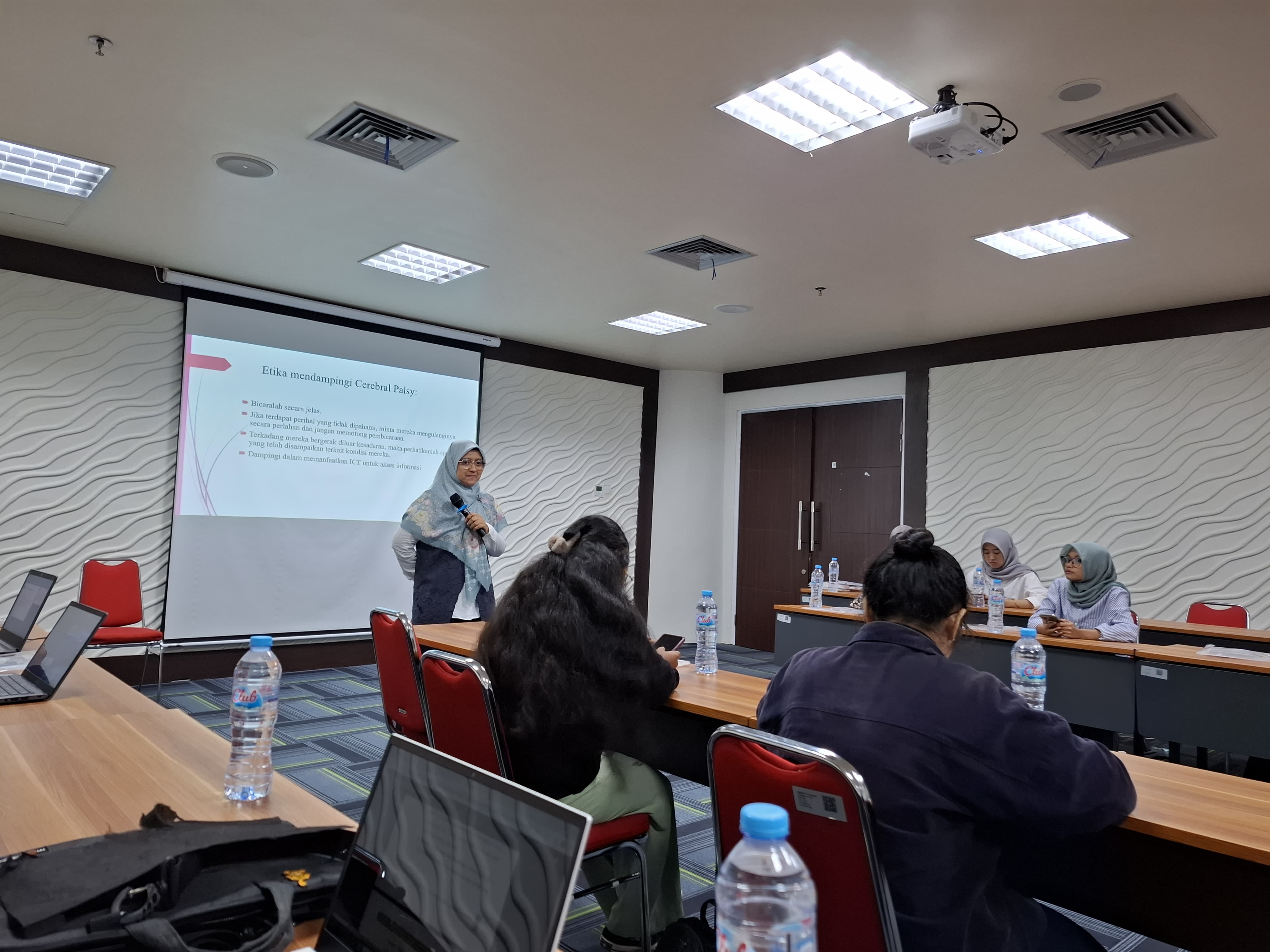 Dr. Fitri Mutia, A.KS., M.Si., selaku Ketua Airlangga Inclusive Learning 2024 saat memaparkan materi