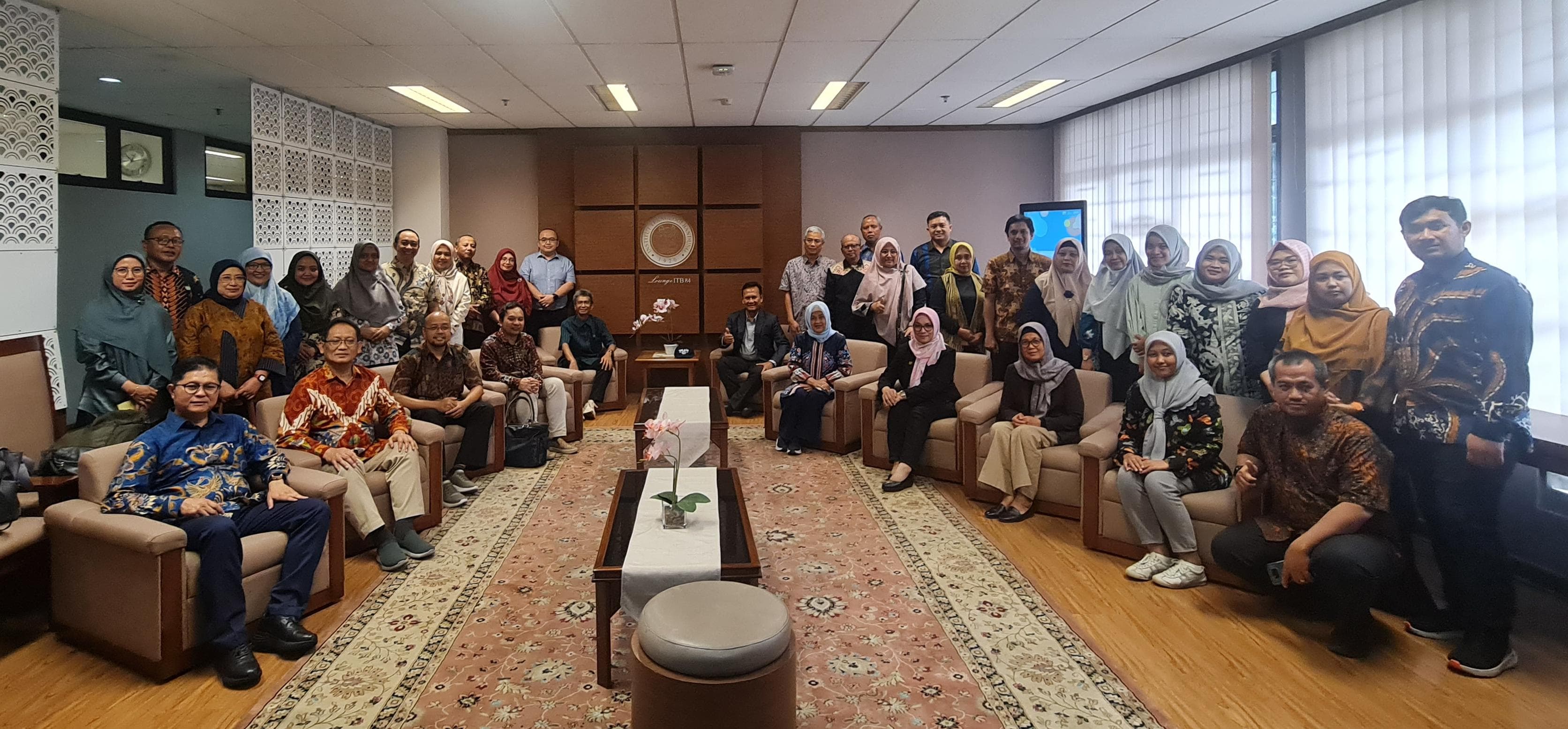 Foto bersama dari Pusat Difusi Inklusi UPI dan UNAIR