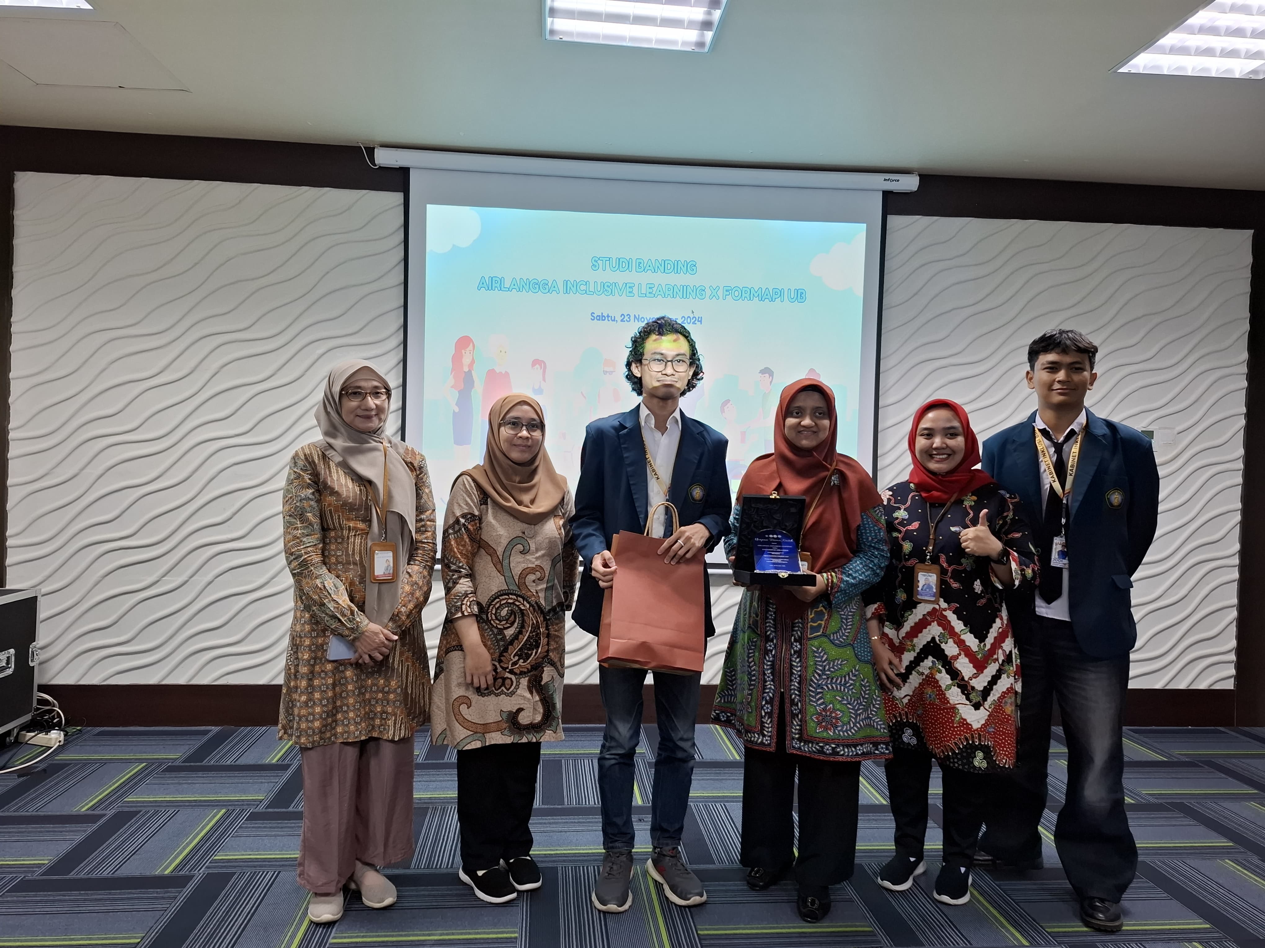 Momen penyerahan kenang-kenangan antara FORMAPI dan AIL di Universitas Airlangga.