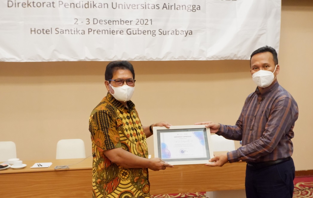 Pemberian Cindera mata oleh  Direktur Pendidikan Prof., Dr. Sukardiman Apt., M.S. kepada Prof. Dr. Budiyanto, M.Pd seusai memberikan materi