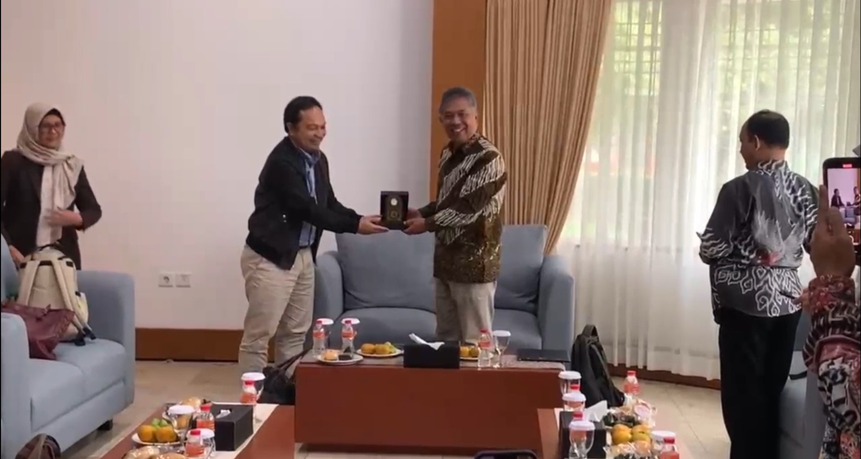 Pemberian Plakat oleh Syahrur Marta Dwi Susilo, S.S., M.A., Ph.D., perwakilan Direktorat Pendidikan UNAIR