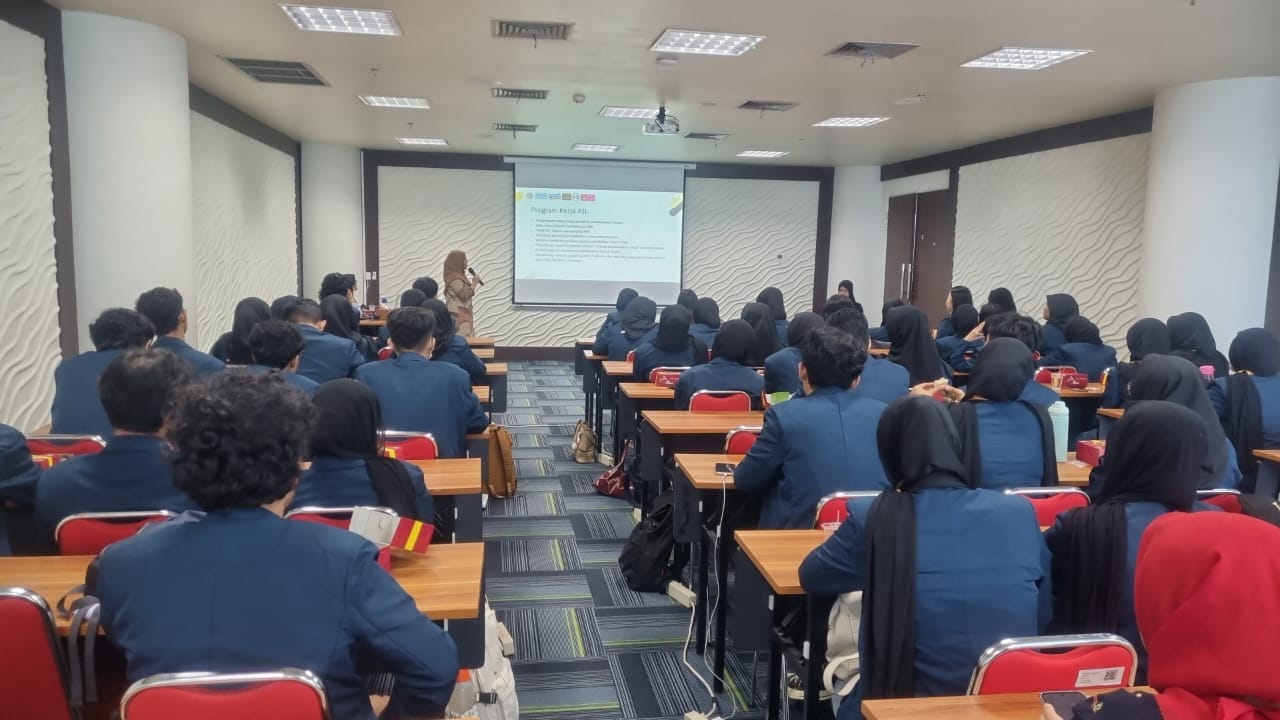 Peserta FORMAPI antusias dalam mendengarkan pemaparan materi dari Pramesti Pradna Paramita, Medpsych, Phd, Psikolog selaku Koordinator Litbang AIL UNAIR