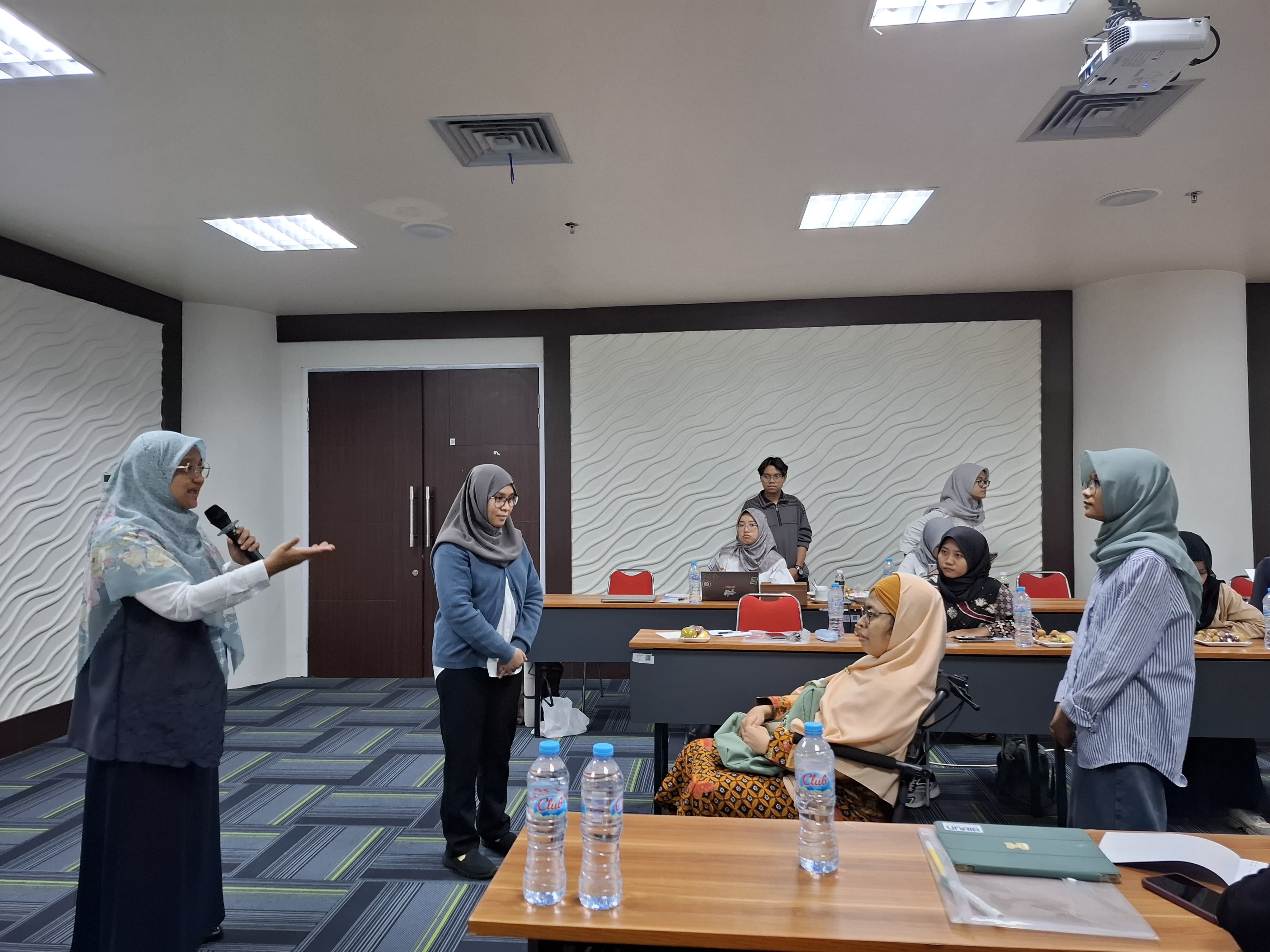Sharing dan diskusi dari seorang mahasiswi Nely Suwidyanti MBK dari program studi S3 Ilmu Sosial (diatas kursi roda red.)