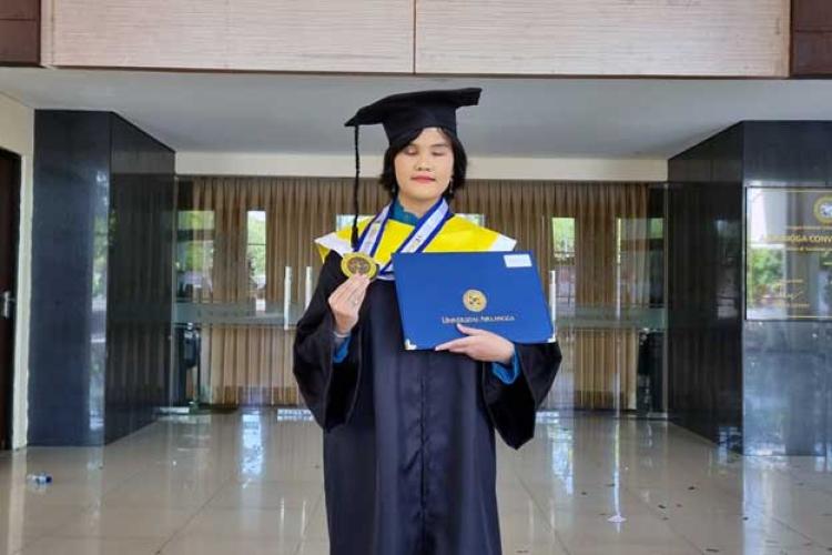 Disabilitas Netra Lulus Wisuda Di Unair