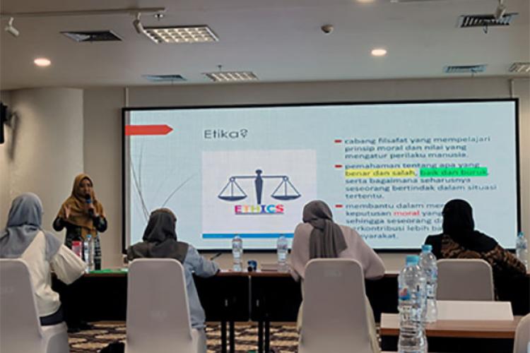 Sesi penyampaian materi “Etika Pendampingan” oleh Dr. Fitri Mutia, A.KS., M.Si. selaku Ketua Koordinator Tim AIL 2023