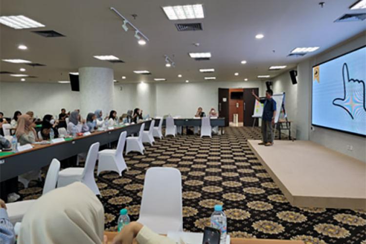 Sesi praktik belajar bahasa isyarat oleh Ika Irawan, Tim BISINDO dan Aksesibilitas Surabaya