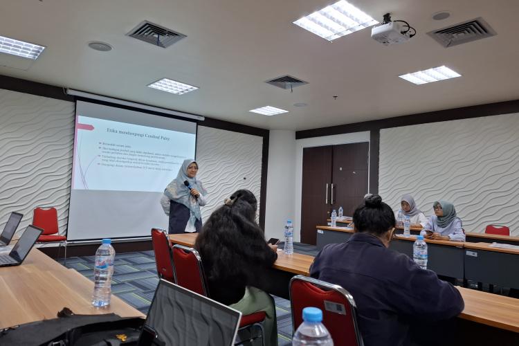 Dr. Fitri Mutia, A.KS., M.Si., selaku Ketua Airlangga Inclusive Learning 2024 saat memaparkan materi