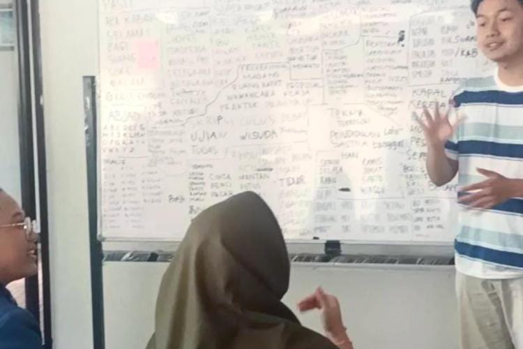 Kelas Bahasa Isyarat: Latihan Komunikasi Inklusif