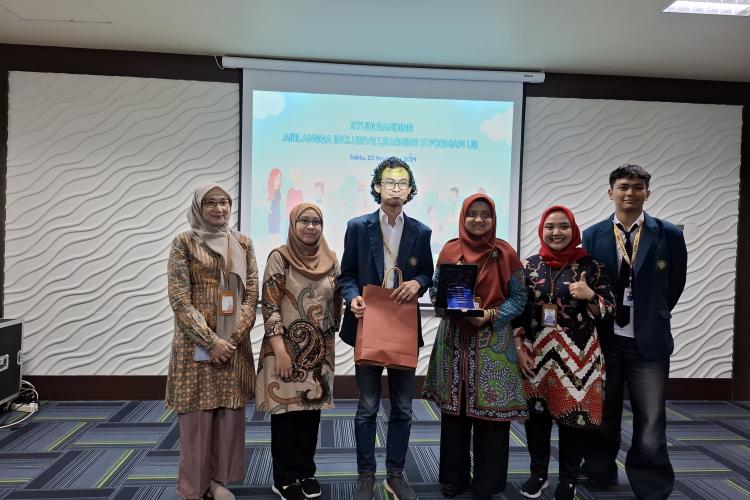 Momen penyerahan kenang-kenangan antara FORMAPI dan AIL di Universitas Airlangga.