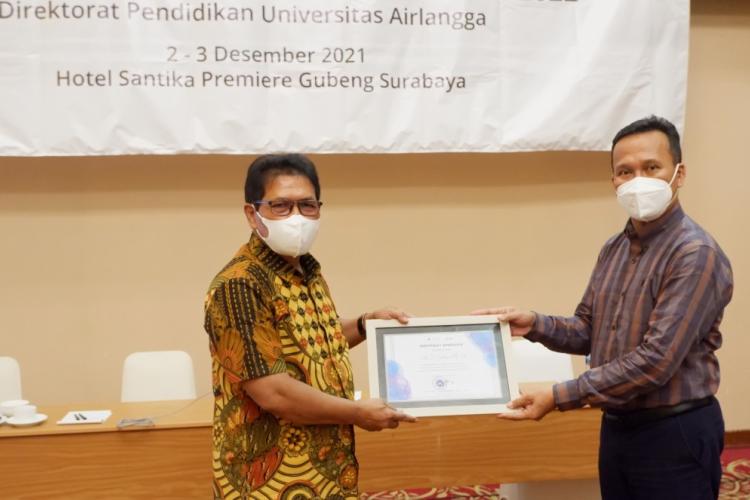 Pemberian Cindera mata oleh  Direktur Pendidikan Prof., Dr. Sukardiman Apt., M.S. kepada Prof. Dr. Budiyanto, M.Pd seusai memberikan materi
