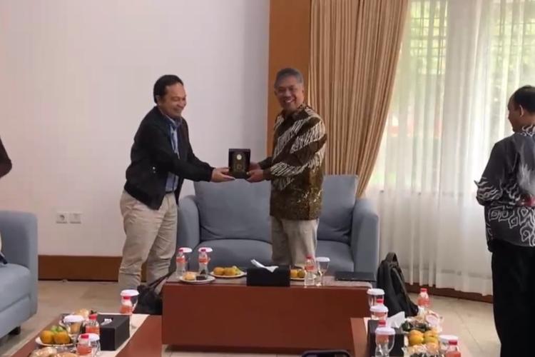 Pemberian Plakat oleh Syahrur Marta Dwi Susilo, S.S., M.A., Ph.D., perwakilan Direktorat Pendidikan UNAIR