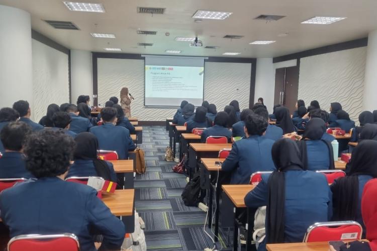 Peserta FORMAPI antusias dalam mendengarkan pemaparan materi dari Pramesti Pradna Paramita, Medpsych, Phd, Psikolog selaku Koordinator Litbang AIL UNAIR