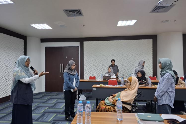 Sharing dan diskusi dari seorang mahasiswi Nely Suwidyanti MBK dari program studi S3 Ilmu Sosial (diatas kursi roda red.)