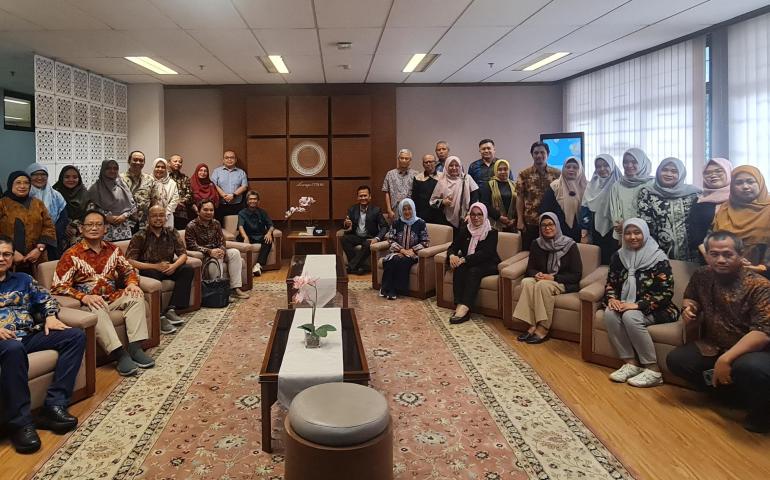 Foto bersama dari Pusat Difusi Inklusi UPI dan UNAIR